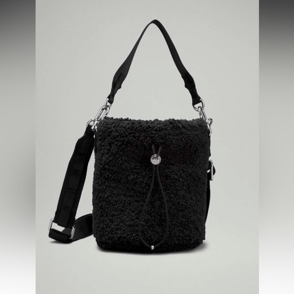 NWT Lululemon crossbody bucket bag fleece black